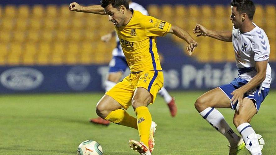 Albert Dorca controla la pilota en un partit de Lliga jugant amb l&#039;Alcorcón contra el Tenerife.