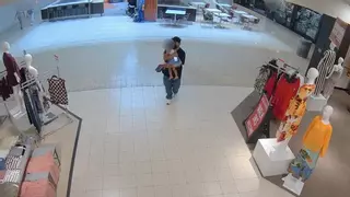 Las cámaras de seguridad graban un intento de secuestro en un centro comercial de Virginia, EEUU