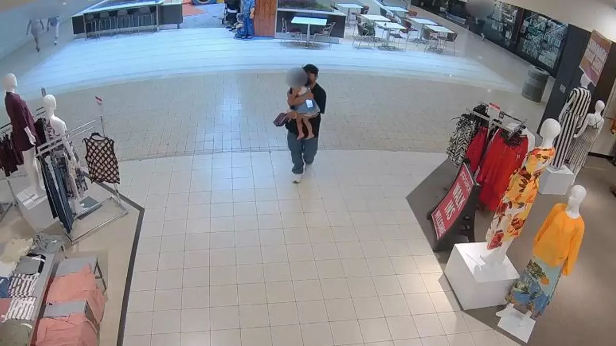 Las cámaras de seguridad graban un intento de secuestro en un centro comercial de Virginia, EEUU