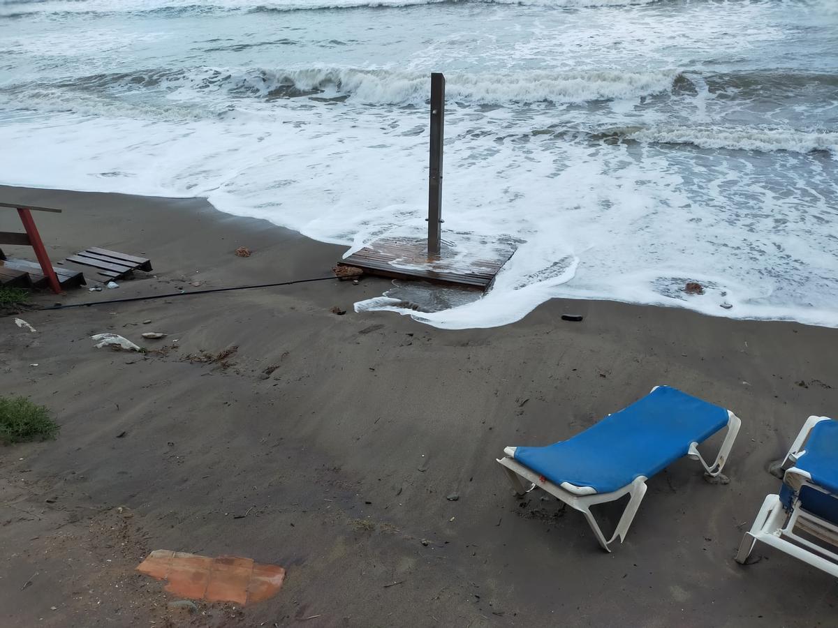 Las olas provocadas por el temporal han llegado hasta la duchas.