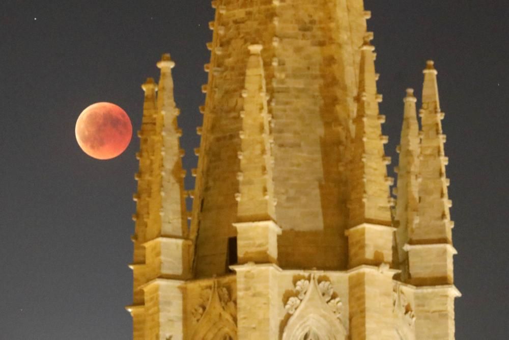 La lluna al costat de la basílica de Sant Feliu a Girona