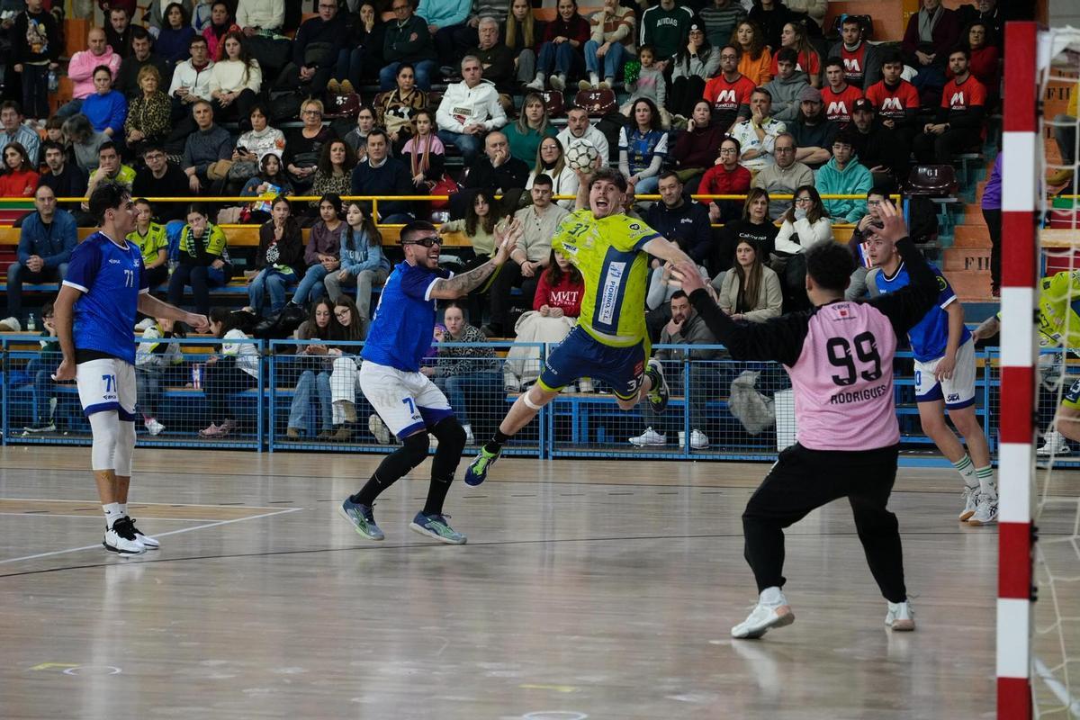 Lalo lanza a puerta en el encuentro de este sábado ante BM Safa.