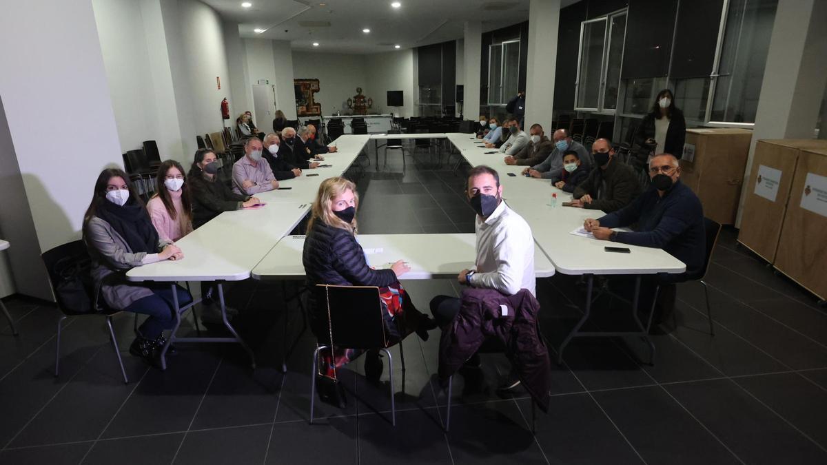 Marco y Braina junto a los representantes de los colectivos festeros.