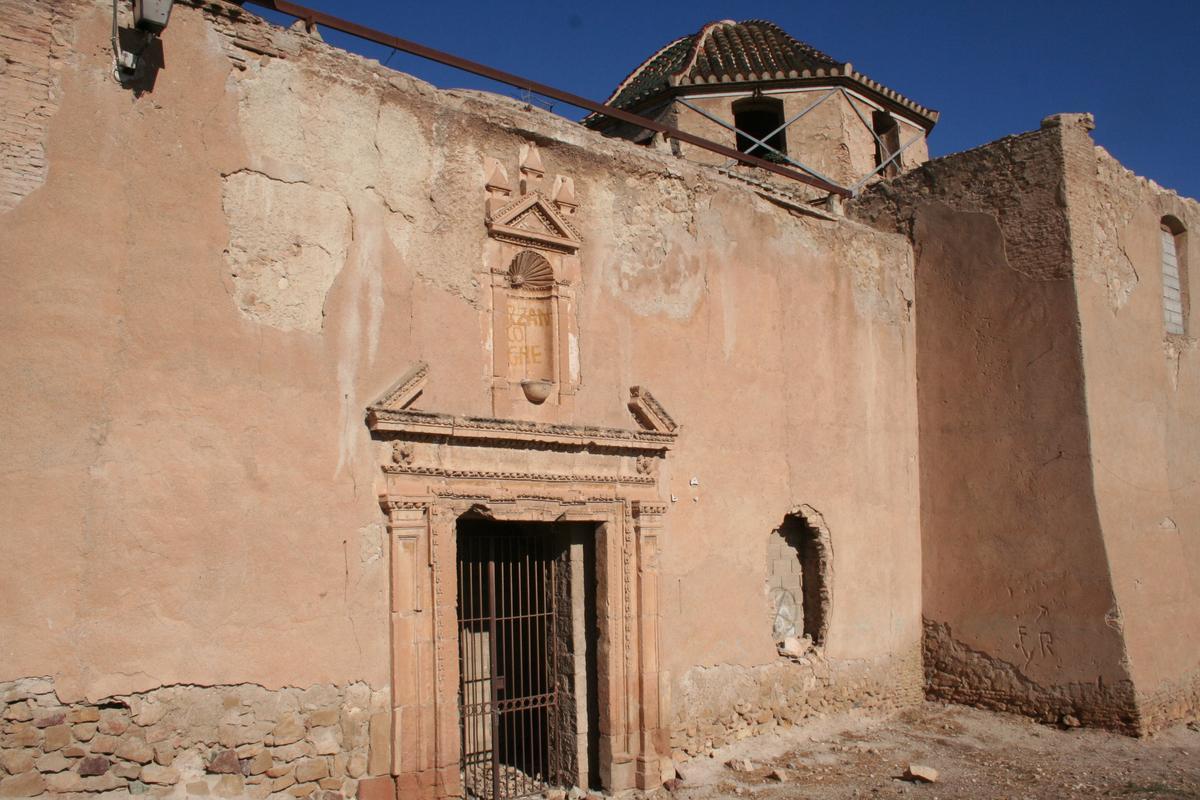 Fachada principal de la iglesia de San Juan con refuerzos en la coronación de muros y zunchado del tambor del crucero.