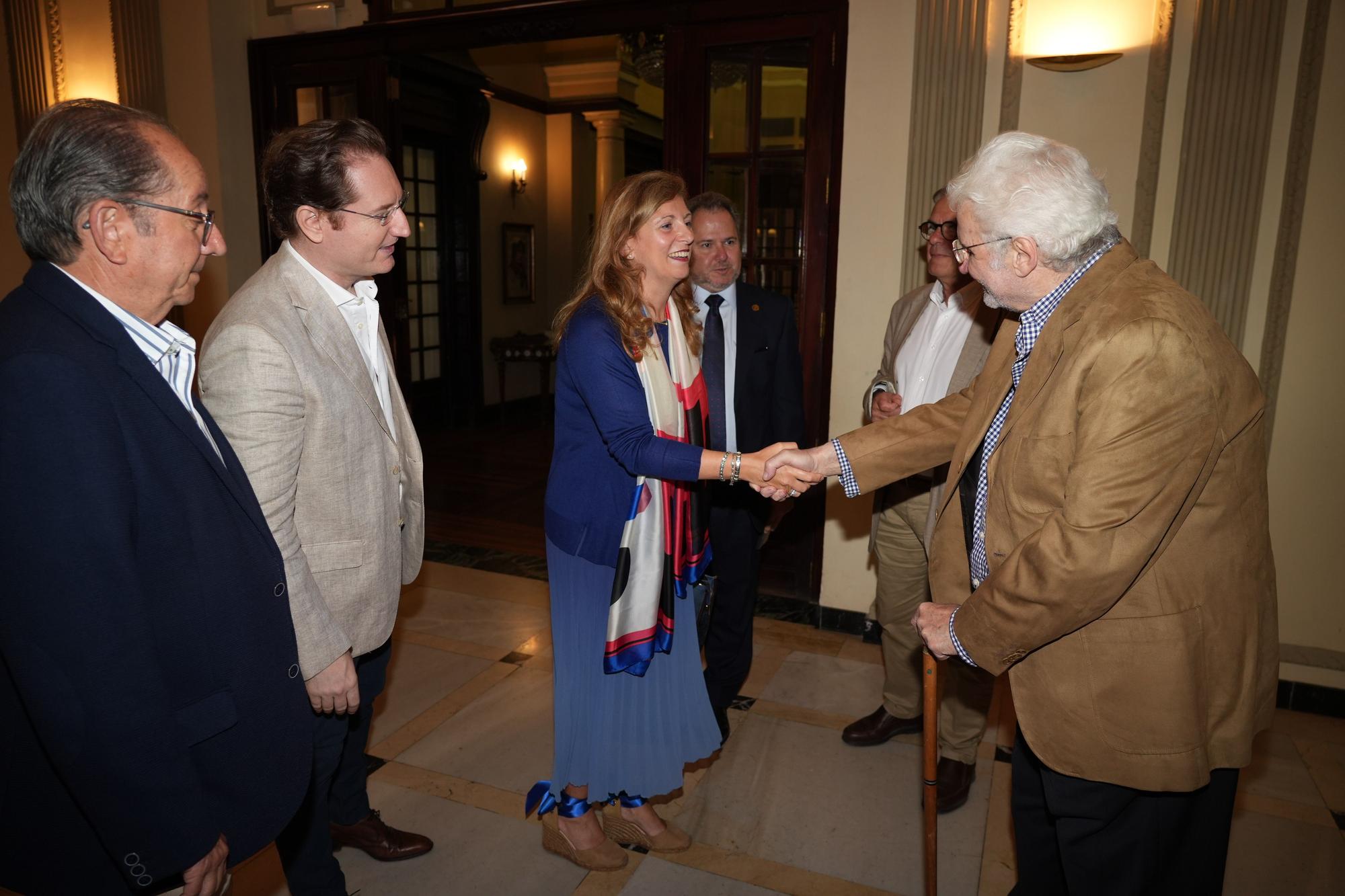 El pintor Forner entrega su retrato al maestro Tebar en el Casino Antiguo de Castelló