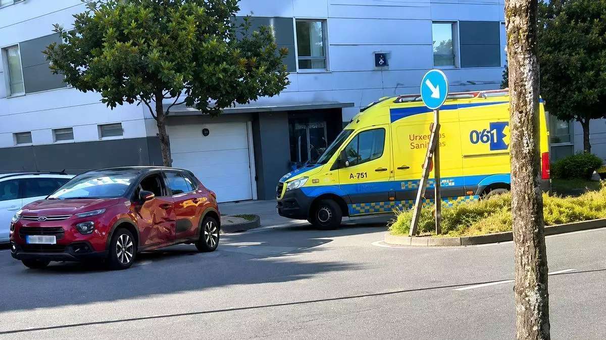Un herido leve tras una aparatosa colisión entre dos coches en la avenida de Barcelona