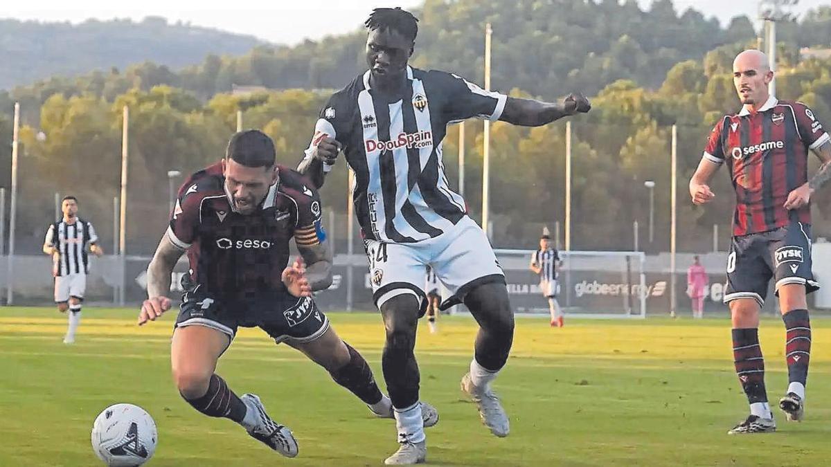 Nzanza pelea el balón ante Dela, que estuvo muy serio en defensa.
