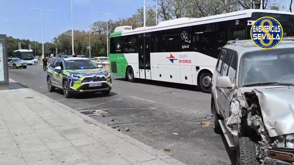 VÍDEO | Colisión de un turismo con un autobús urbano