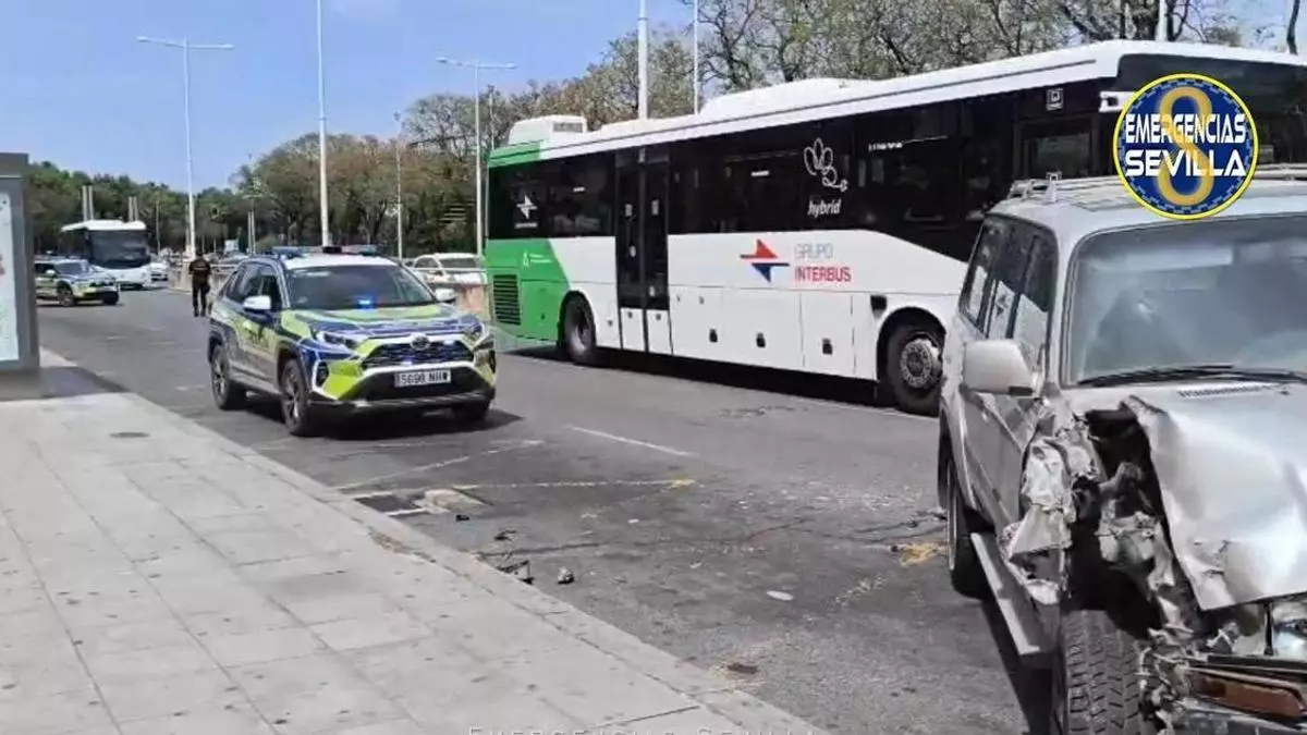Un conductor de 80 años colisiona con un autobús de Tussam en Plaza de Armas: hay varios heridos