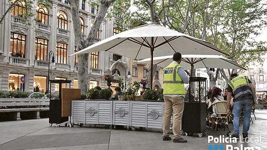 Agentes realizando una medición en una terraza de es Born.