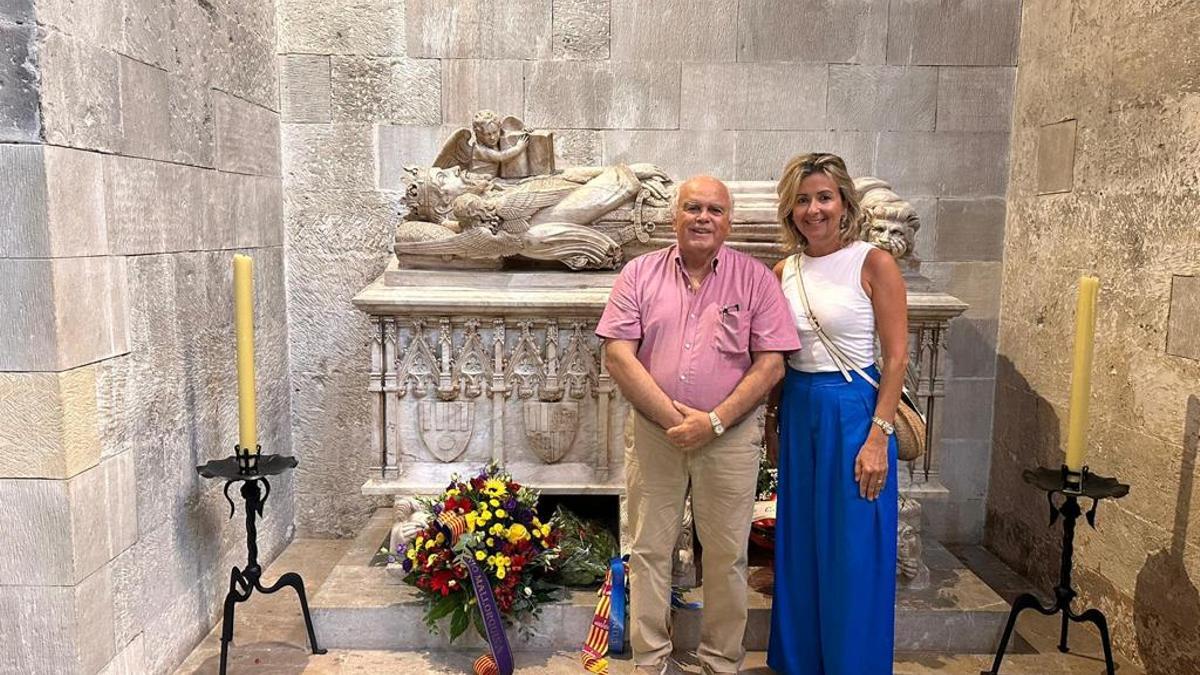 Miquel Àngel Borràs y Cristina Cerdó posan en la catedral de Palma, en la tumba de Jaume II, con su ofrenda floral, este martes.