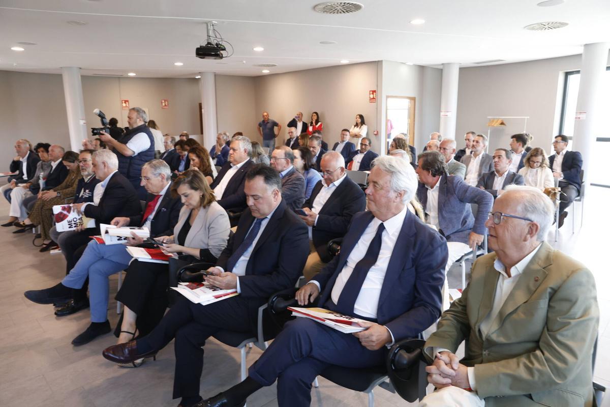 Inicio del plenario de la Cámara de Comercio de Gijón en donde se elegirá a Félix Baragaño como presidente.