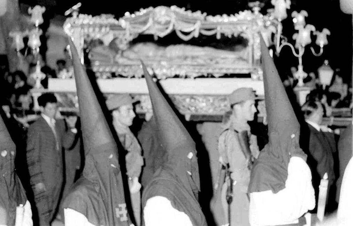 Imagen que data de 1950 de la Cofradía del Santo Cristo Yacente.  | ALFONSO GARCÍA PRATS / ARXIU D’IMATGE I SO DE L’AJUNTAMENT D’EIVISSA (AISME)