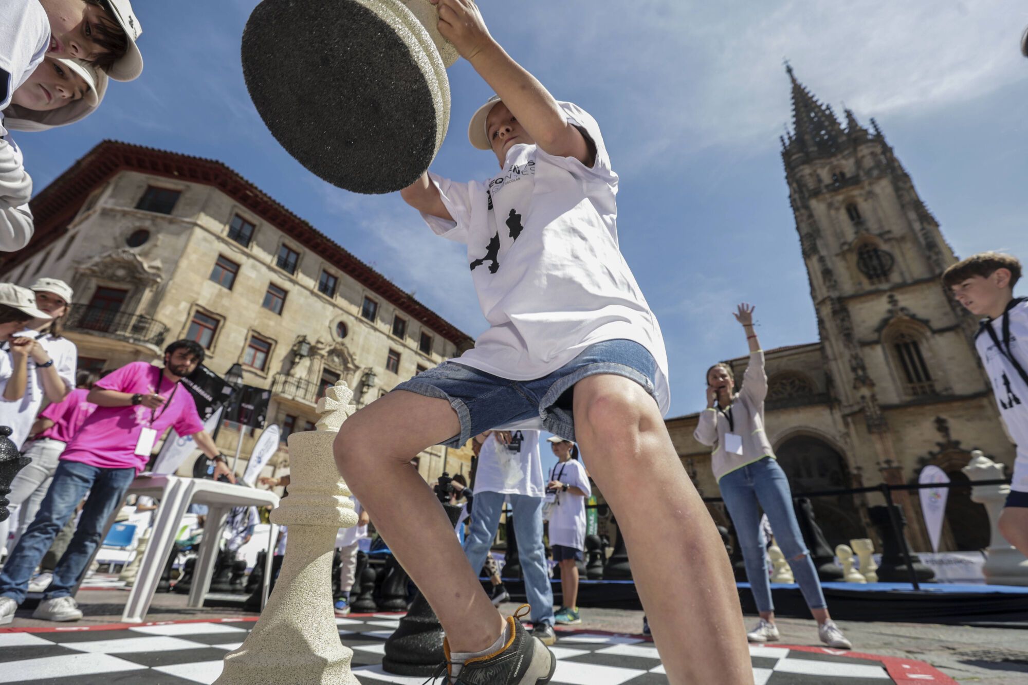 EN IMÁGENES: Torneo escolar de ajedrez gigante en la plaza de la catedral de Oviedo