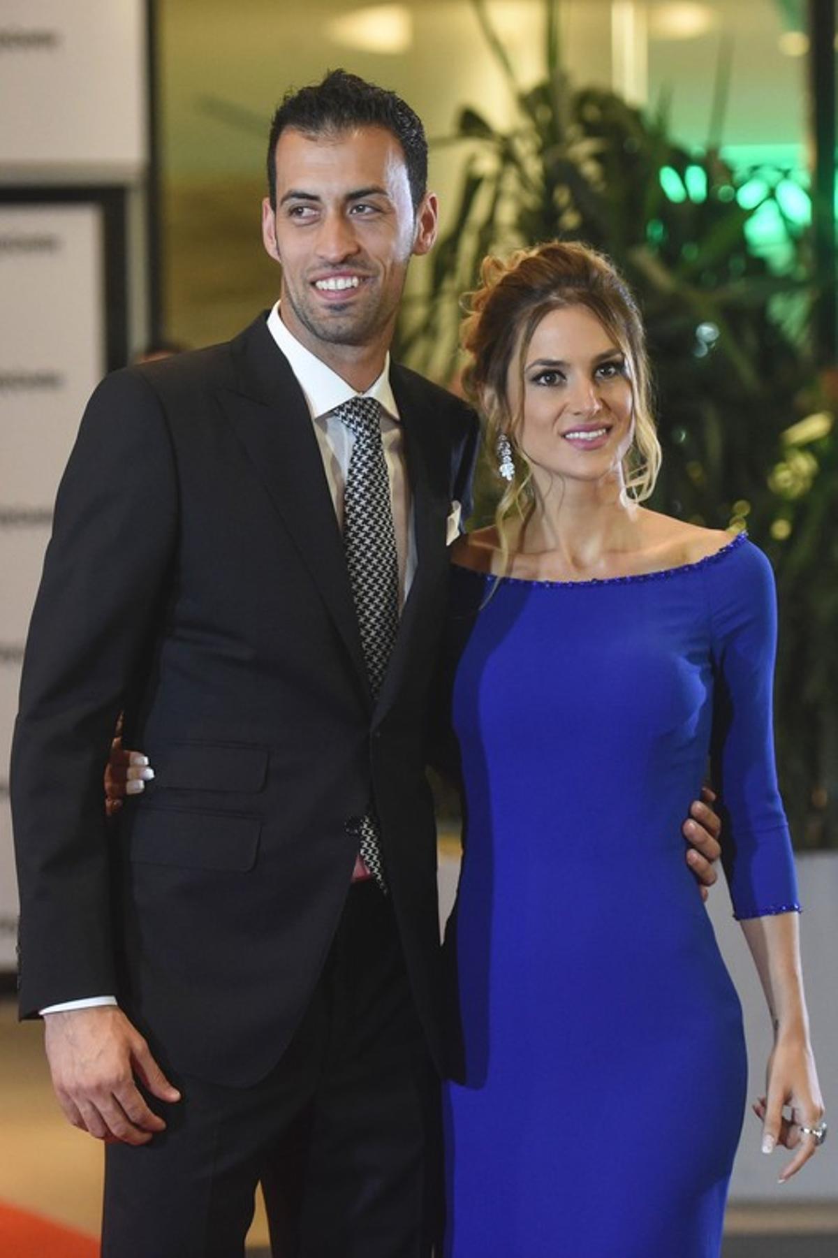 Sergio Busquets y su esposa Elena Galera, en la alfombra roja antes de la boda de Messi y Antonella.