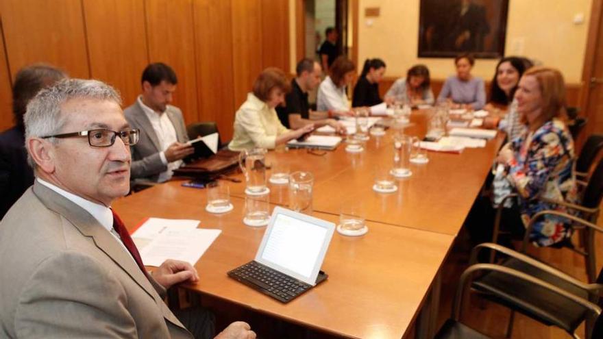 En primer término, Santiago García Granda, al inicio de la reunión con los grupos municipales.