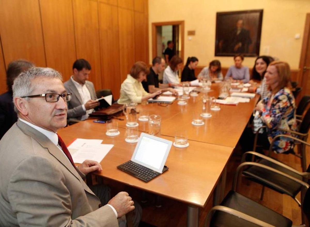 En primer término, Santiago García Granda, al inicio de la reunión con los grupos municipales.