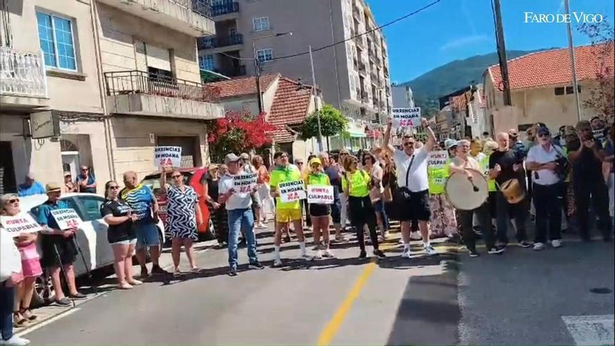 Leticia Santos (BNG) critica, en la 238.ª protesta por las urgencias de Moaña, el modelo de 