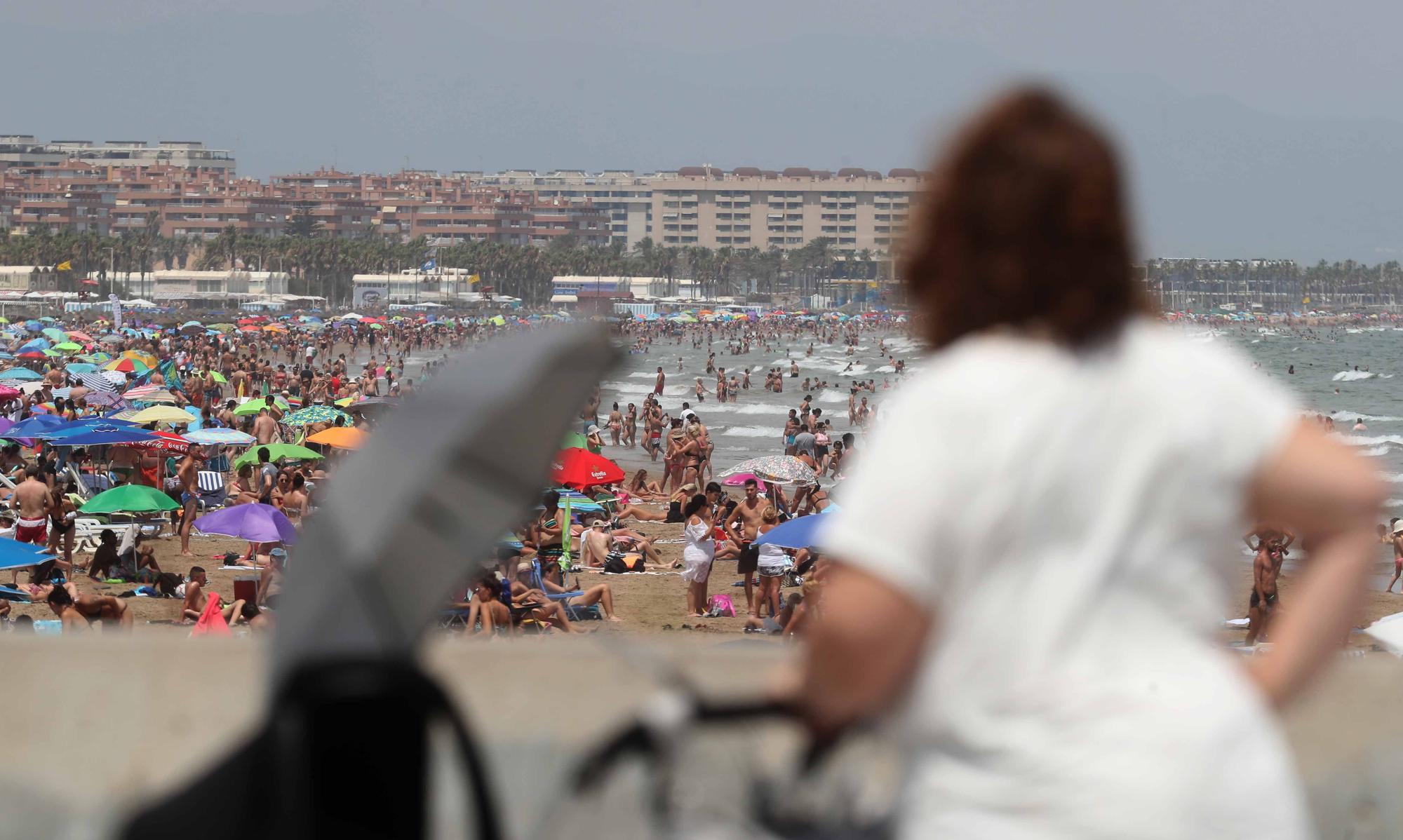 La playa y las terrazas, de nuevo, llenas