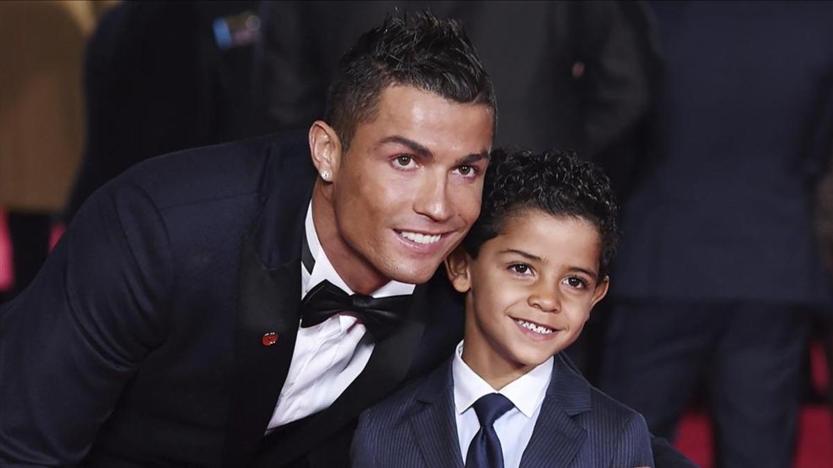 Cristiano Ronaldo y su hijo, Cris Junior, en el Balón de Oro