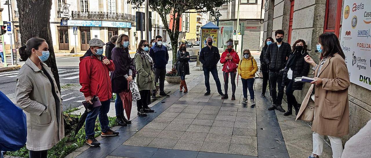 Intervención de Ana Cabaleiro na parada do Cruce, durante o roteiro polo casco urbano.