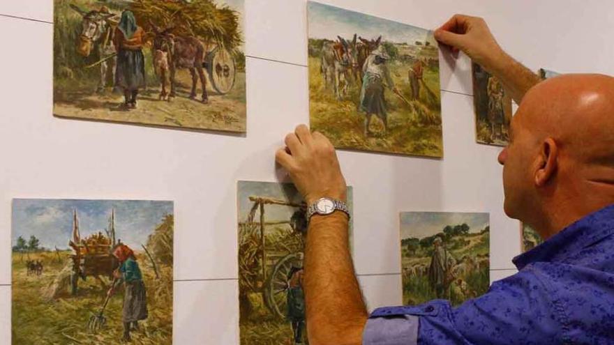 El galerista con una obra.