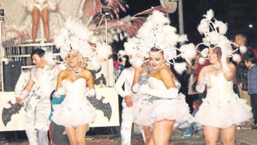 Estallido de color y diversión en el espectacular desfile de Vinaròs