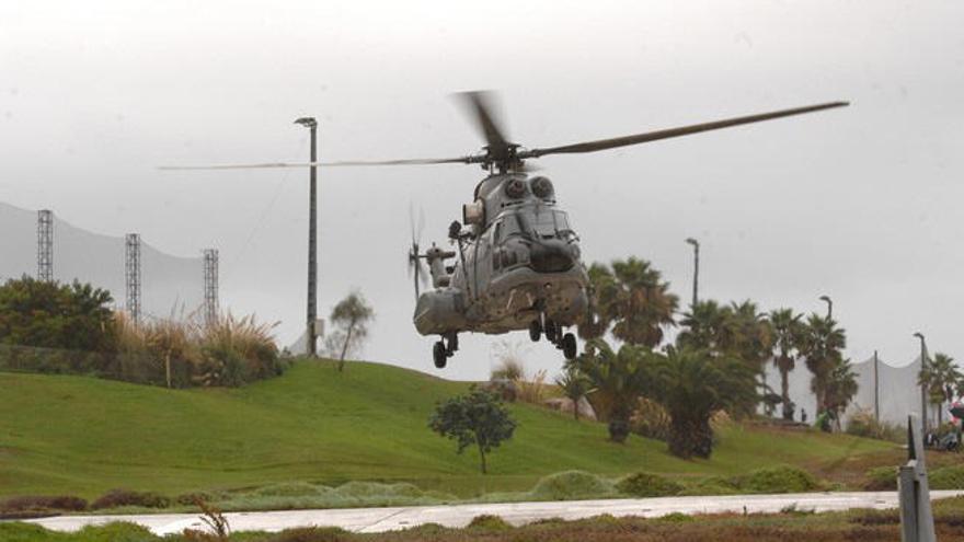 Helicóptero del SAR durante la operación de traslado de la activista de Greenpeace al hospital Doctor Negrín, ayer.
