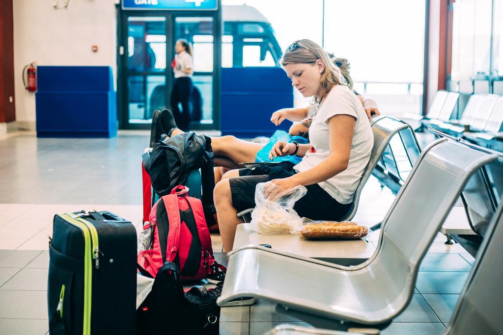 La opción más barata para comer en el aeropuerto será llevarte tu propia comida desde casa.