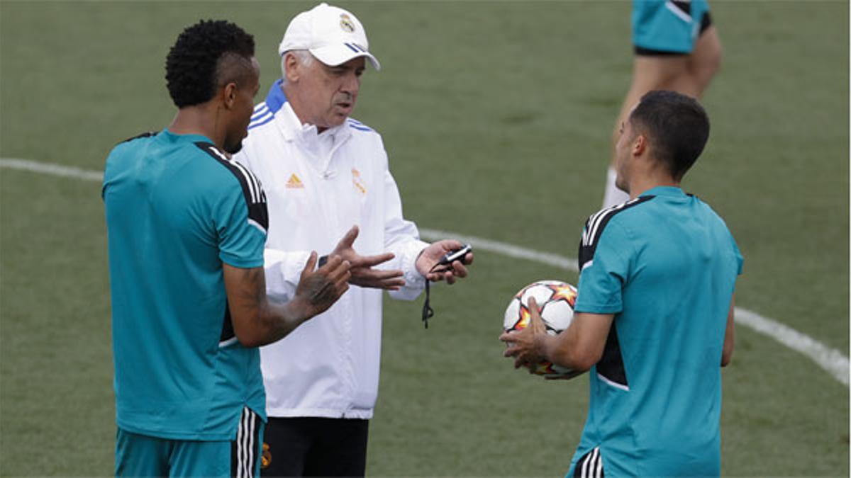 Ancelotti y Lucas Vázquez, en un entrenamiento reciente