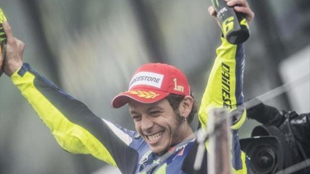 Rossi celebra exultante su victoria del domingo en Inglaterra.