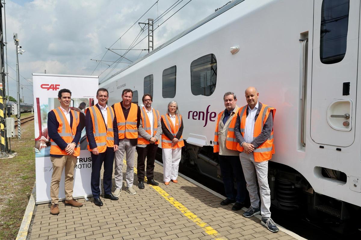 El ministro Óscar Puente, junto a uno de los trenes de la serie 48 de CAF que se somete al proceso de certificación.