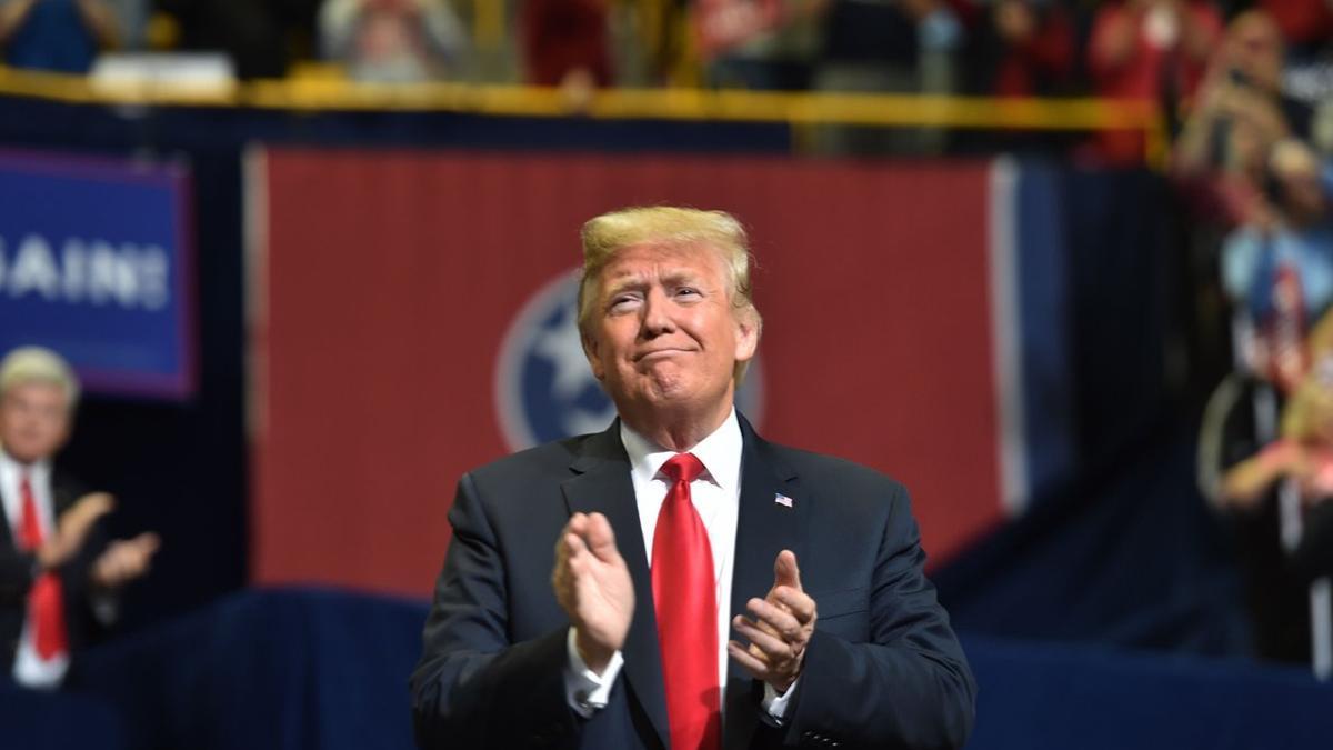 El presidente estadounidense, Donald Trump en un acto de campaña en la McKenzie Arena, en Chattanooga, Tennessee