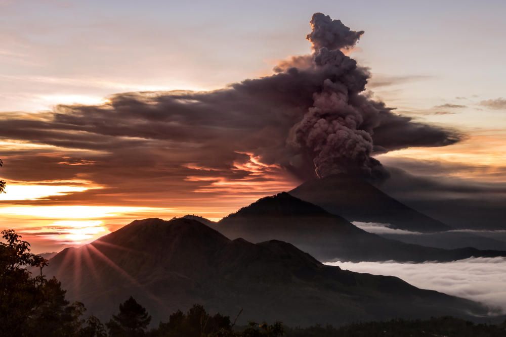 Agung ha lanzado nubes de ceniza de hasta 4.000 metros de altura, lo que ha llevado a las autoridades a activar la alerta para la aviación.