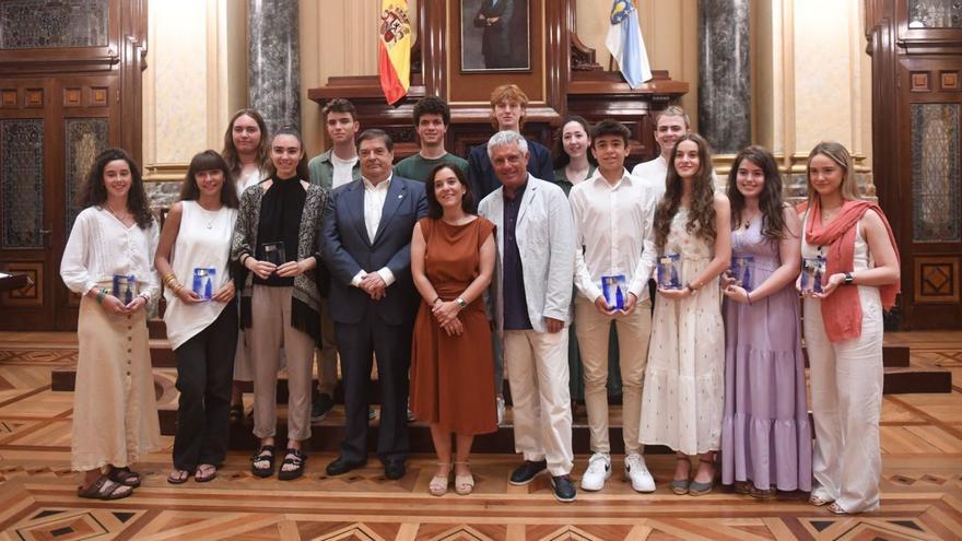 Inés Rey, en el centro, junto a los alumnos con los mejores expedientes ABAU. |   // CARLOS PARDELLAS