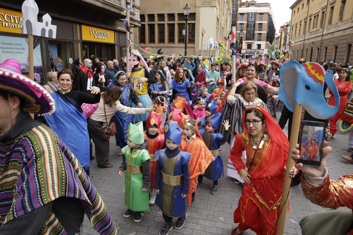 El desfile infantil de Antroxu por las calles de Gijón, en imágenes