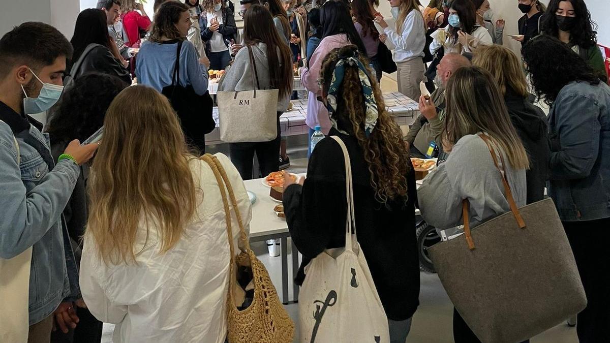 Universitarios durante el desayuno saludable, este jueves.