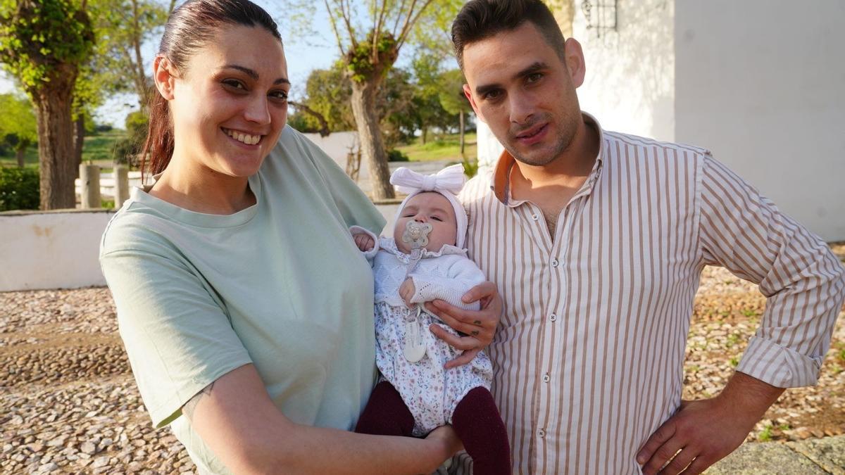 Rafael y Cristina, con su hija.