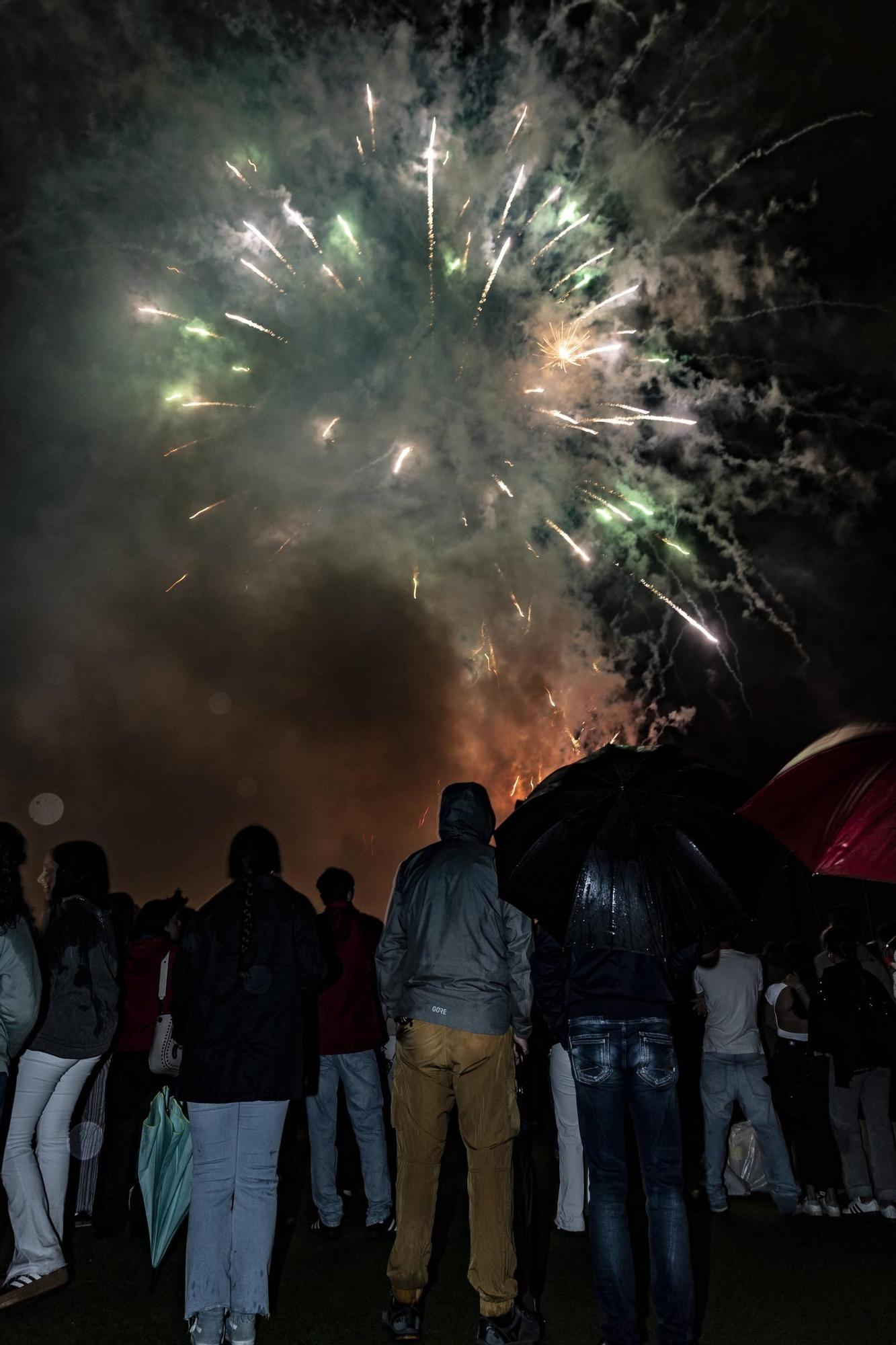 EN IMÁGENES: Así se vivieron unos fuegos de San Mateo bajo la lluvia en Oviedo
