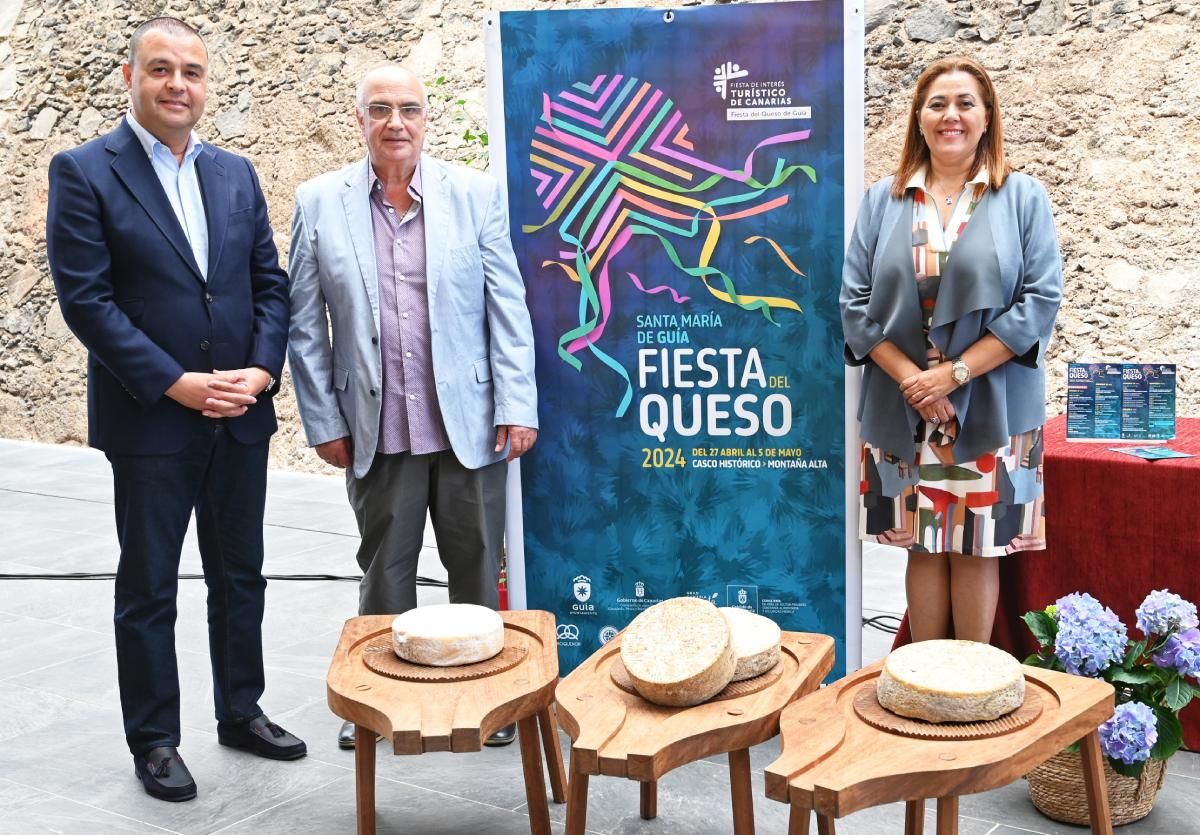 El alcalde, Pedro Rodríguez, junto a José Castellano y Teresa Bolañoos, en la presentación del programa de la Fiesta del Queso 2024 celebrada hoy en el Mercado de Guía.