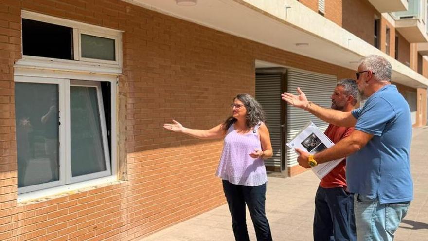 Mónica Oltra visita los apartamentos turísticos de Carlos Cortina