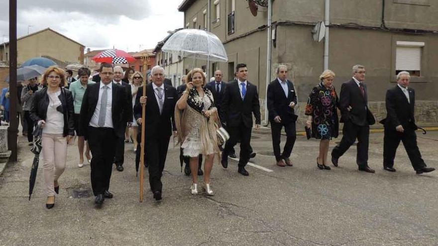 La lluvia hizo acto de presencia durante el paseo hacia la iglesia.