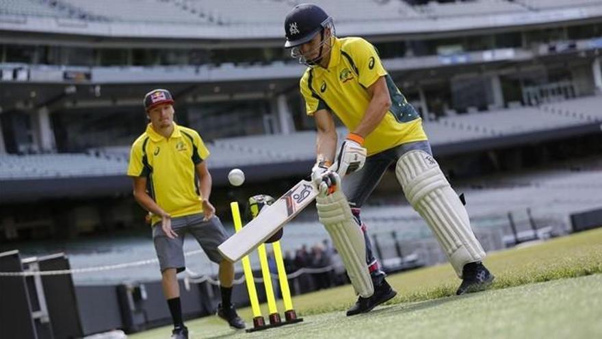 Márquez también triunfa jugando a cricket en Melbourne