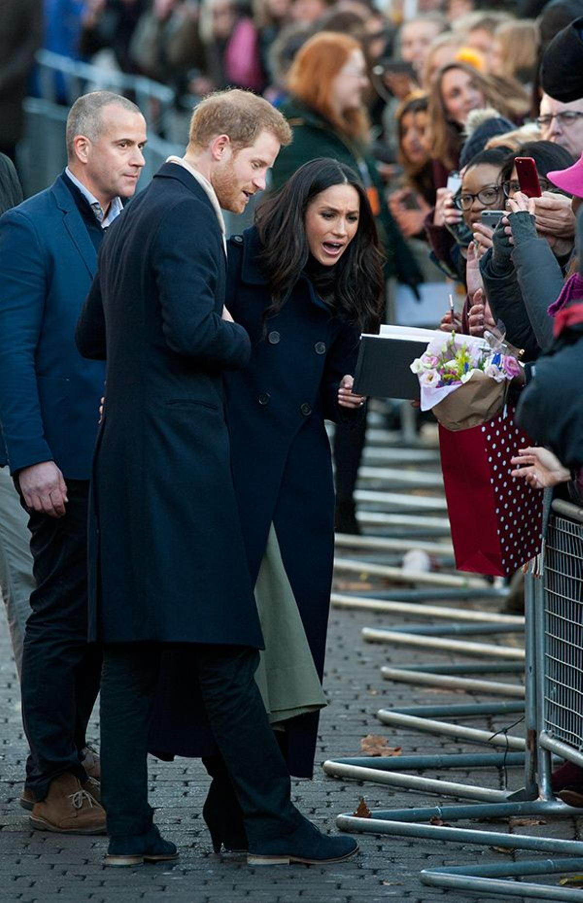 Prince Harry y Meghan Markle, paseo su bolso español en su primer viaje oficial