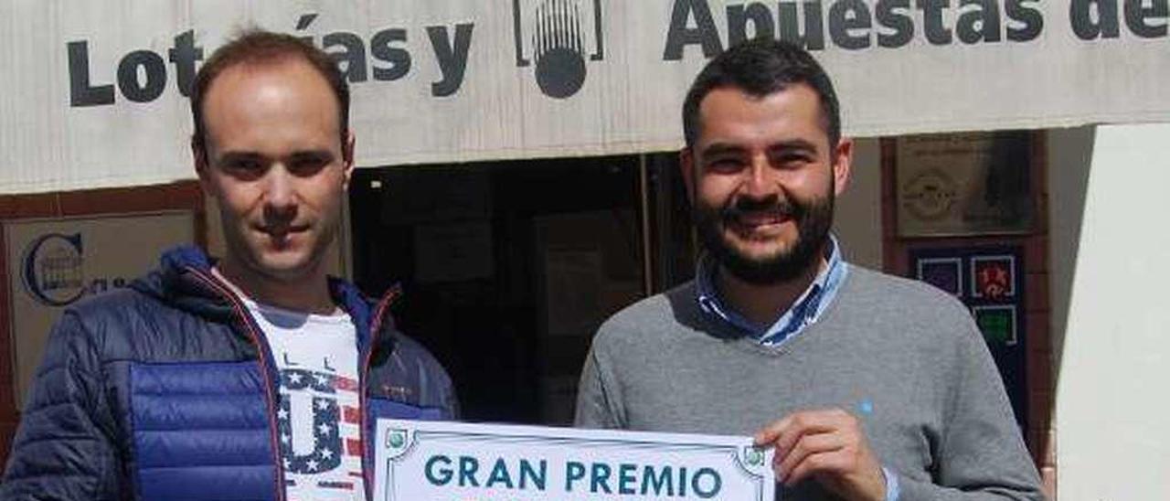 Mario Álvarez y Unai Díaz, con el cartel del premio en su negocio, en Noreña.