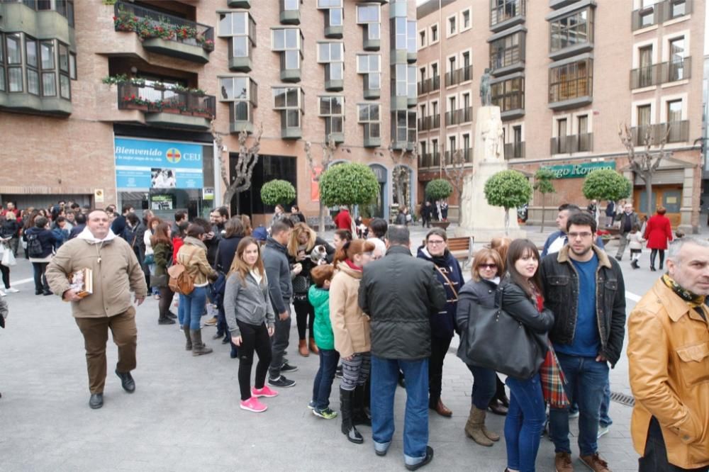 Reparto de pasteles de carne en la plaza del Romea