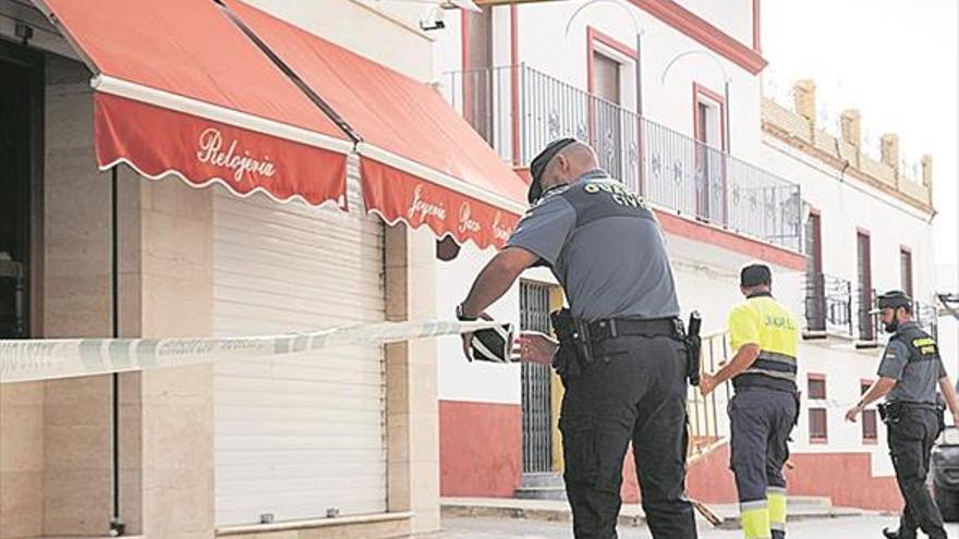 Hallado muerto y amordazado un joyero en su tienda de Carmona