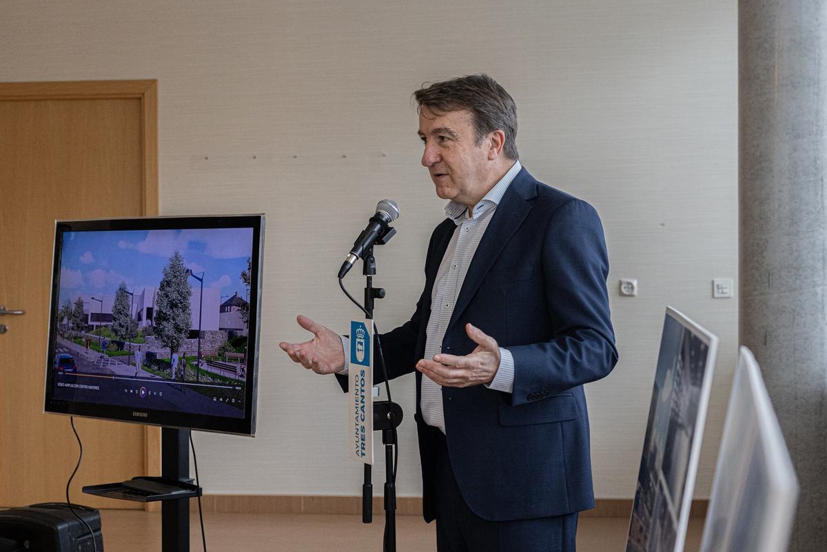 El alcalde de Tres Cantos, Jesús Moreno, en la presentación del proyecto de ampliación del Centro Municipal de Mayores Antonio Somalo