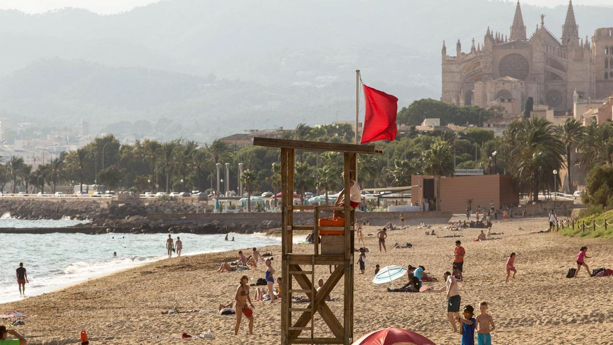 Desde 1015 se izan las banderas rojas cada vez que hay un episodio de vertidos de aguas residuales mezcladas con pluviales al mar.