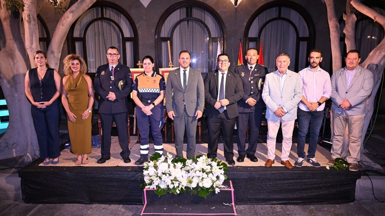 Galardonados con las Medallas de la Ciudad de Arrecife, con  autoridades de la capital de Lanzarote.